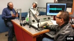 Momento en el que graban un programa en Radio Martí, Tony Oliva, Orlando Peña y Edemio Navas.