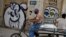 Un hombre en triciclo y con nasobuco recorre una calle de La Habana. (Yamil Lage/AFP)