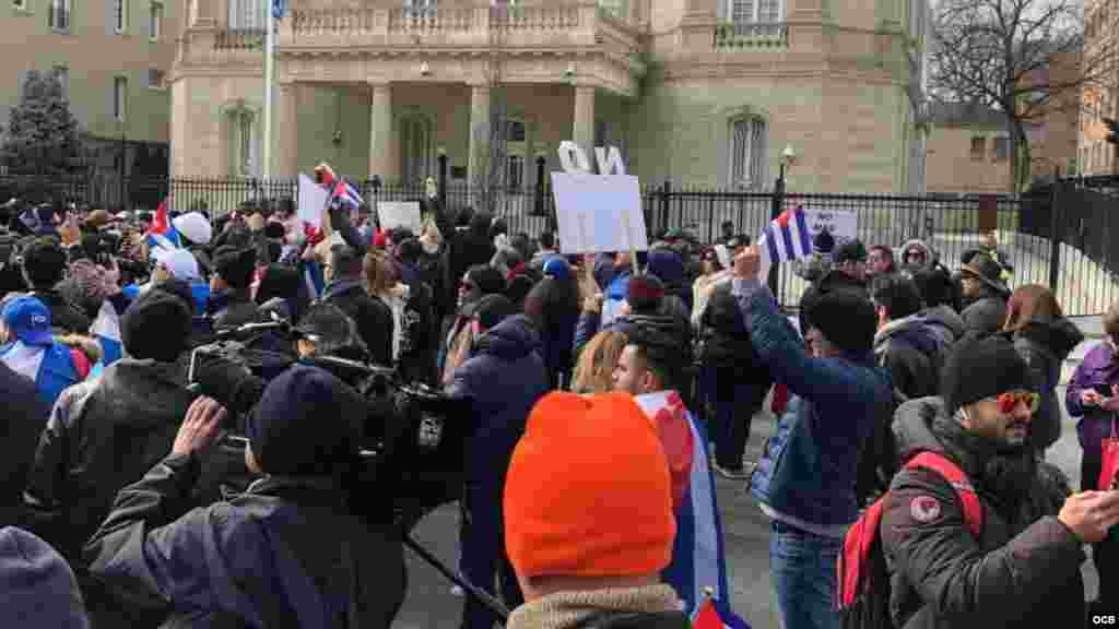 Marcha de los Prohibidos ante la embajada de Cuba en Washington. Foto Michelle Sagué.