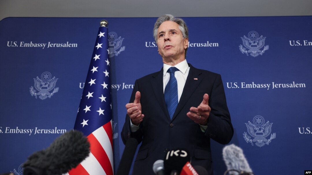El secretario de Estado de EEUU, Antony Blinken, habla con miembros de la prensa en el Hotel David Kempinski en Tel Aviv el 19 de agosto de 2024. (Foto de Kevin MOHATT / POOL / AFP)