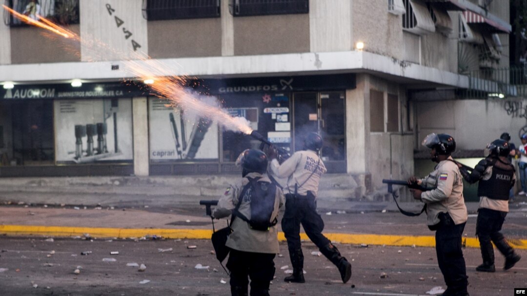 Miembros de la Policía Nacional Bolivariana (PNB) enfrentan a manifestantes