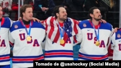 El equipo de hockey de los Estados Unidos tras coronarse campeones olímpicos.