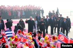 Anido Cuesta estuvo en el recibimiento que el líder norcoreano Kim Jong Un y su esposa Ri Sol Ju hicieron a los cubanos en Pyongyang, el 4 de noviembre de 2018. KCNA vía REUTERS ATENCIÓN