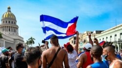 Cubanos frente al Capitolio de La Habana durante una manifestación contra el gobierno el 11 de julio de 2021.YAMIL LAGE / AFP (AFP)