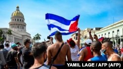 Cubanos frente al Capitolio de La Habana durante una manifestación contra el gobierno, el 11 de julio de 2021. (Yamil Lage/AFP/Archivo)