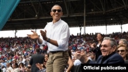 El presidente Obama aplaude una carrera de los Rays de Tampa Bay durante el partido de exhibición con Cuba en el Estadio Latinoamericano el 22 de marzo (Pete Souza, White House)