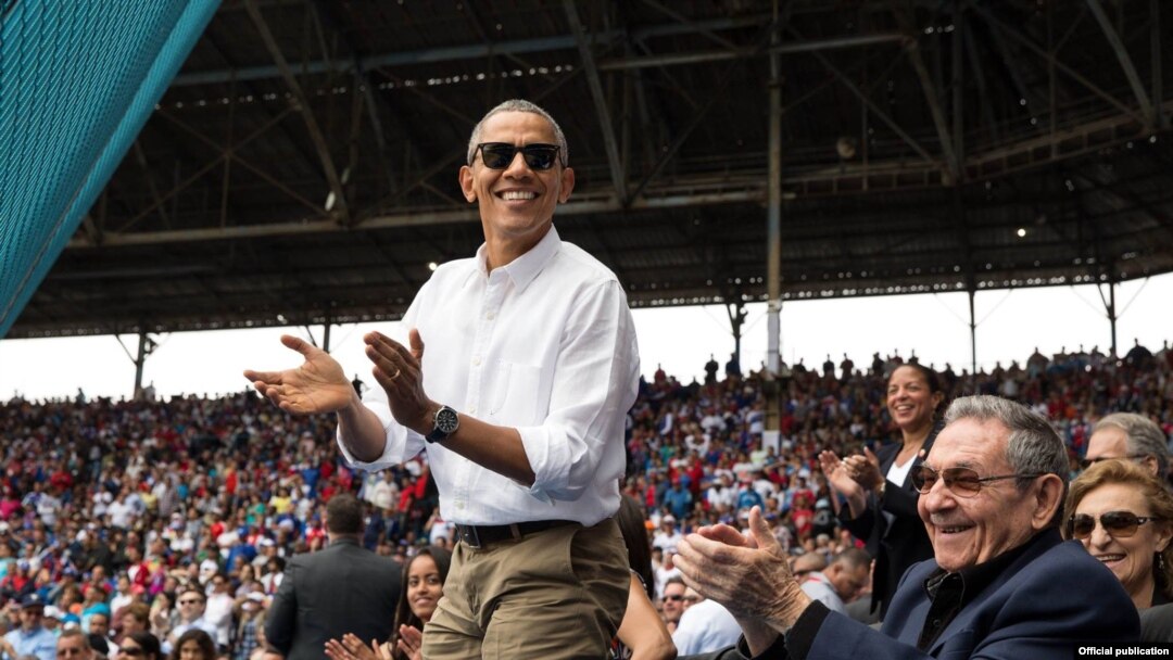 El presidente Obama apalude una carrera de los Rays de Tampa Bay durante el partido de exhibición con Cuba en el Estadio Latinoamericano el 22 de marzo.