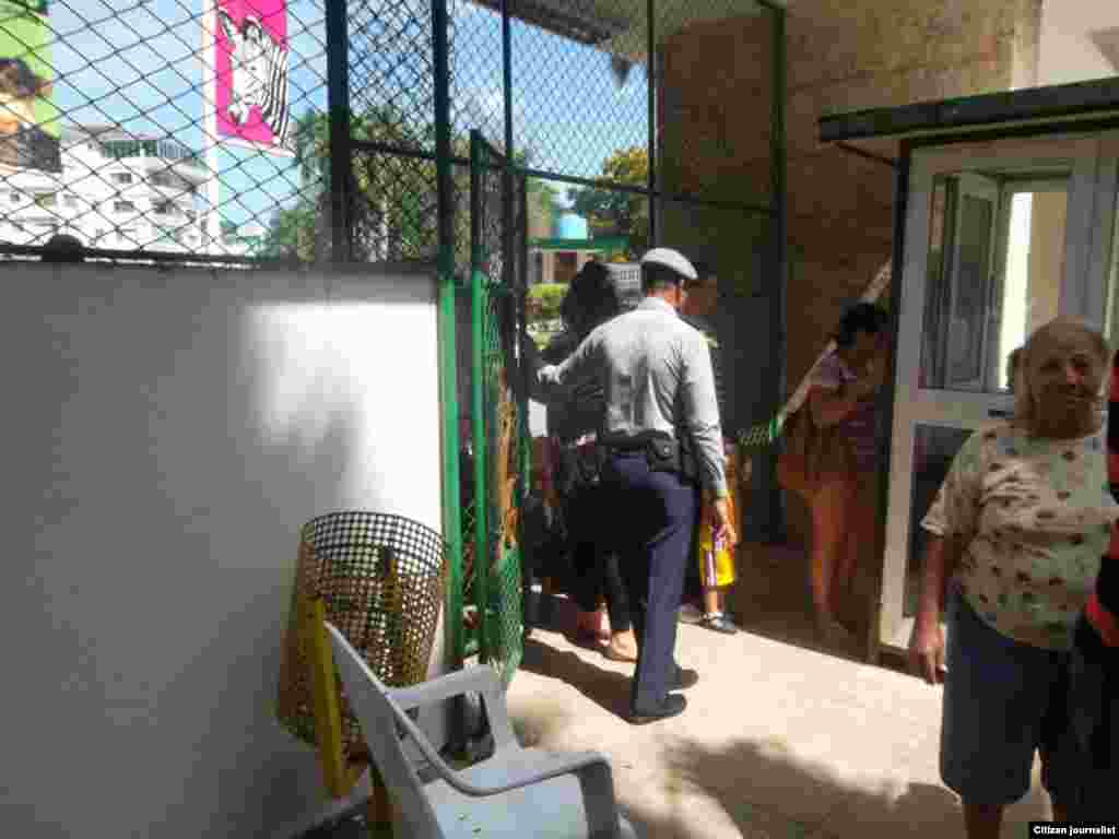 La Red Cubana de Comunicadores presentan la entrada del Acuarium Naciona en La Habana, junio 2014