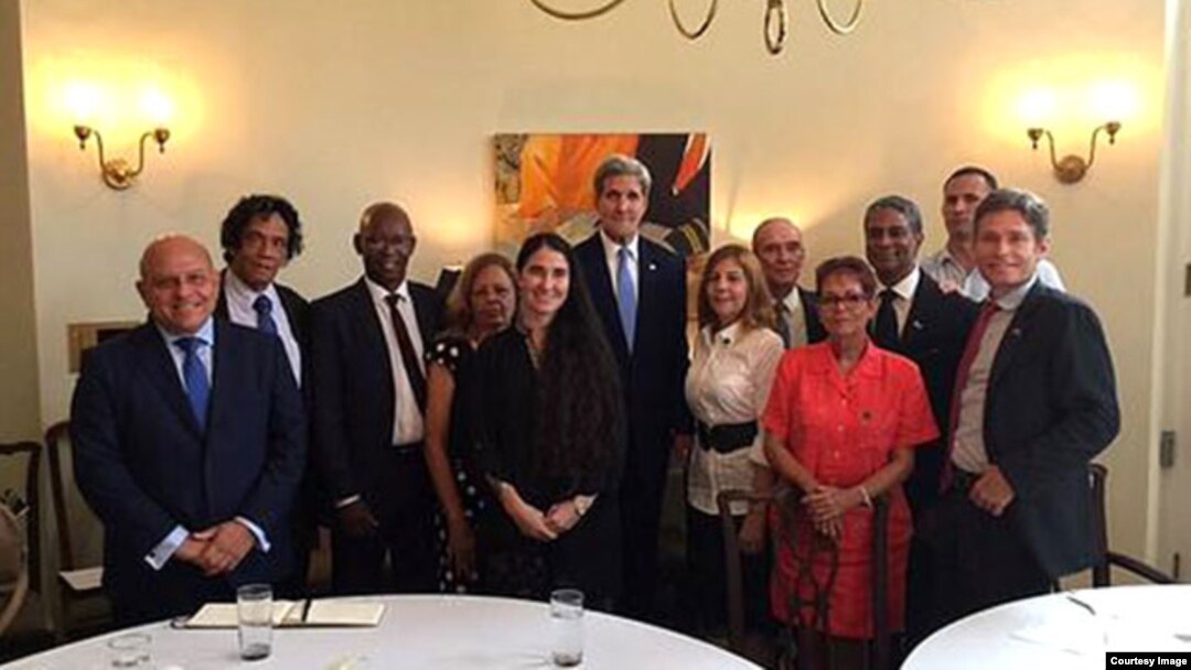 Grupo de opositores reunidos con John Kerry en la residencia del Encargado de Negocios de Estados Unidos en La Habana.
