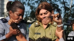 Fotografía de archivo. Miembros de la Policía y de la seguridad cubanas detienen a miembros de las Damas de Blanco. 