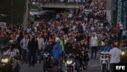 LA OPOSICIÓN REALIZA UNA MARCHA NOCTURNA EN CARACAS