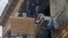 El opositor cubano José Antonio Pompa López durante una protesta desde el balcón de su vivienda, en La Habana. (CubaNet/Archivo)