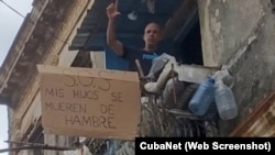 El opositor cubano José Antonio Pompa López durante una protesta desde el balcón de su vivienda, en La Habana. (CubaNet/Archivo)