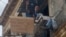 El opositor cubano José Antonio Pompa López durante una protesta desde el balcón de su vivienda, en La Habana. (CubaNet/Archivo)