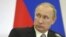 El presidente ruso, Vladimir Putin, preside una reunión con miembros del Consejo de Legisladores en Petrozavodsk, Rusia.