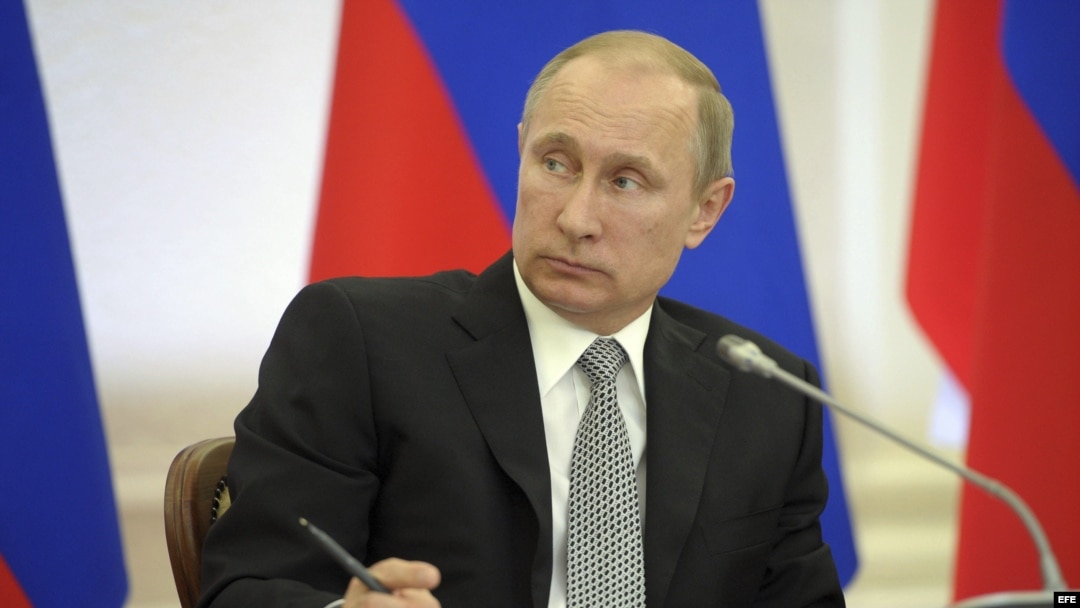 El presidente ruso, Vladimir Putin, preside una reunión con miembros del Consejo de Legisladores en Petrozavodsk, Rusia.