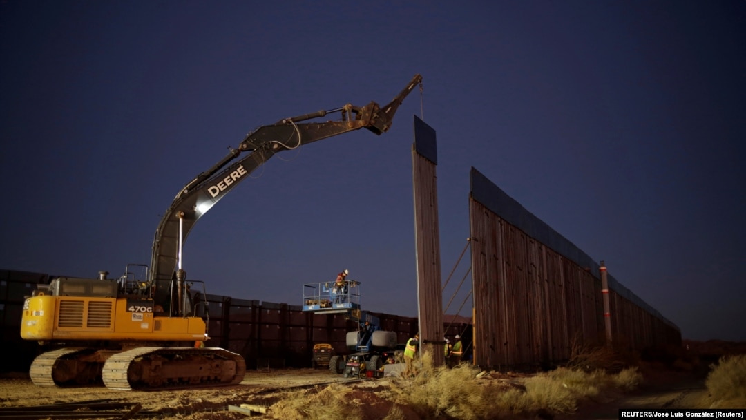 Trabajadores de la construcción laboran en un tramo del muro a lo largo de la frontera en Nuevo México, Estados Unidos, en enero de 2021. Foto: REUTERS/José Luis González.