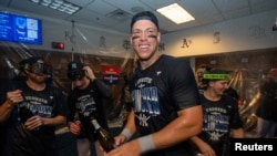El capitán de los Yankees, Aaron Judge, celebra la clasificación de su equipo a la postemporada. 