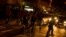 Transeúntes circulan por una calle en la oscuridad durante un corte de energía eléctrica en Caracas (Venezuela). 