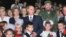 Vladimir Putin y Fidel Castro posan en diciembre del 2000 con familiares de los militares rusos destacados en la base de escuchas radioelectrónicas de Lourdes, cerca de San Antonio de los Baños, que luego fuera cerrada por el mandatario ruso.