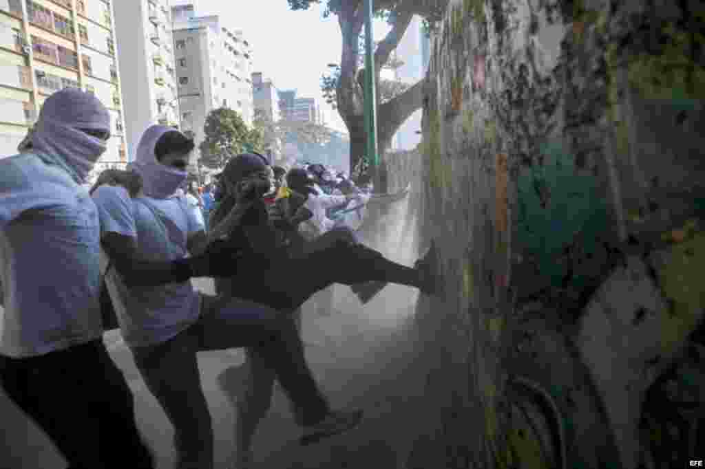 Manifestantes participan en una protesta contra el Gobierno de Nicolás Maduro