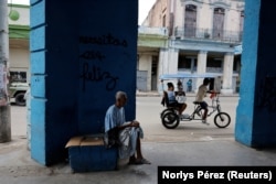 José Manuel Díaz, de 83 años, profesor de música jubilado que vive solo, vende artículos usados en la calle para sobrevivir en La Habana.