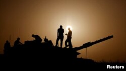 Soldados de Israel sobre un tanque, cerca de Gaza, el 23 de noviembre de 2023. (REUTERS/Amir Cohen).