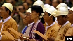 Suu Kyi jura en el parlamento birmano