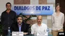 Rodolfo Benítez (c-i) de Cuba y Dag Nylander (c-d) de Noruega, representantes de los países garantes del proceso de paz colombiano, hablan a la prensa en La Habana (27 de mayo, 2015).