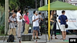 Periodistas aguardan el 20 de julio del 2015, frente a la Embajada de Estados Unidos en Cuba en La Habana.