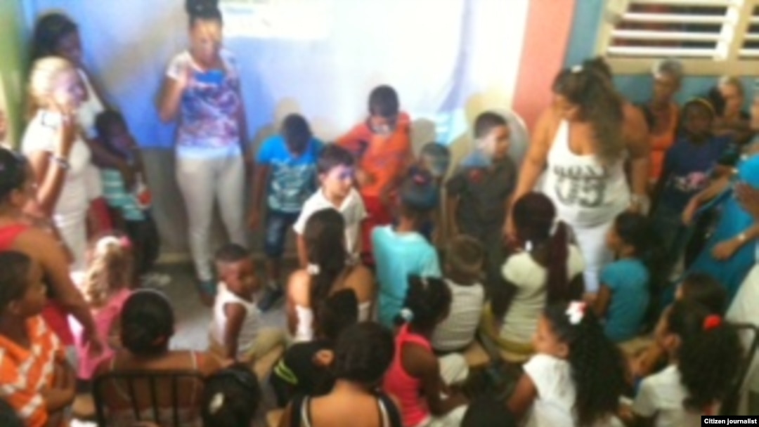 Damas de Blanco extendiendo manos a niños en barrios pobres de la capital