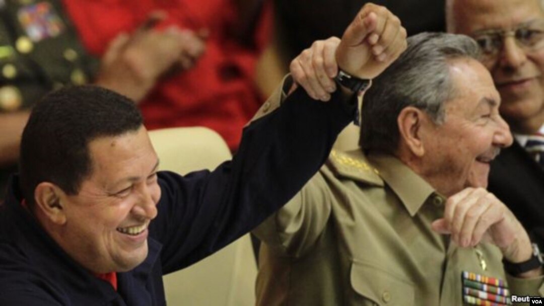 Cuba recibe de Venezuela 100.000 barriles diarios de petróleo y generosos pagos por servicios profesionales.