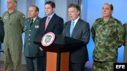 El presidente Santos anuncia el cambio de toda la cúpula militar y policial de Colombia.
