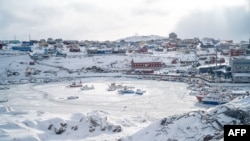 Esta fotografía, tomada desde el Hotel Arctic, muestra el puerto de Ilulissat atrapado en el hielo, en Groenlandia, el 19 de marzo de 2026.