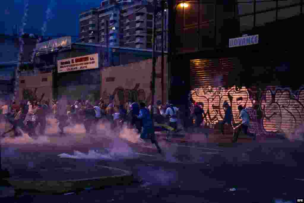 CAR409 CARACAS (VENEZUELA), 15/04/2013.- Opositores manifiestan hoy, lunes 15 de abril de 2013, su rechazo a la proclamación de Nicolás Maduro como ganador de las elecciones presidenciales del domingo y presidente electo con manifestaciones y un cacerolaz