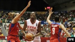 La jugadora Marlene Cepeda (c) de Cuba, Sandra García (d) y Yahimilly Cabrera (i) de Puerto Rico, en la final de baloncesto femenino.