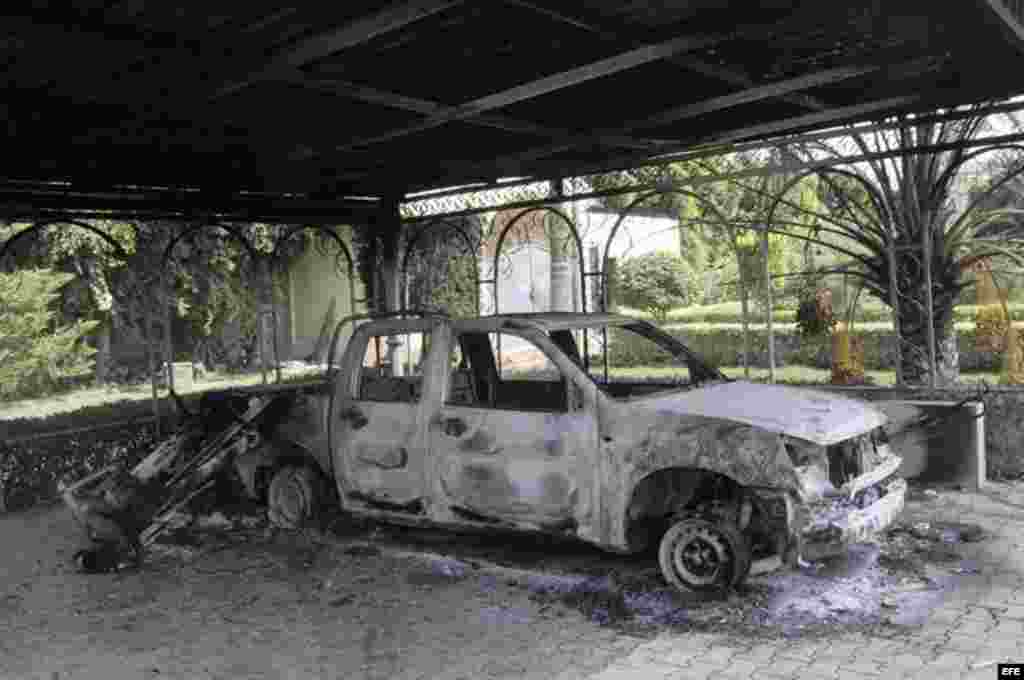 Vista de los restos carbonizados de un edificio del consulado estadounidense en Bengasi (Libia) 