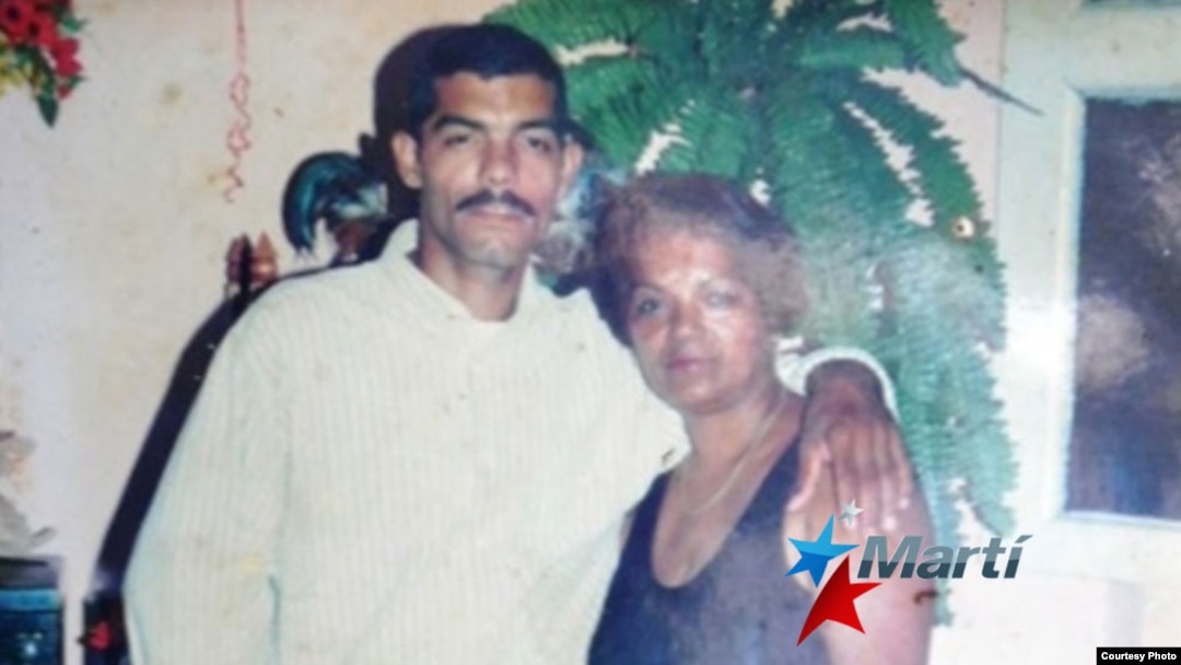 Antonio Leyva Tejeda, junto a su madre Aurora Rodríguez. Cortesía de la entrevistada.