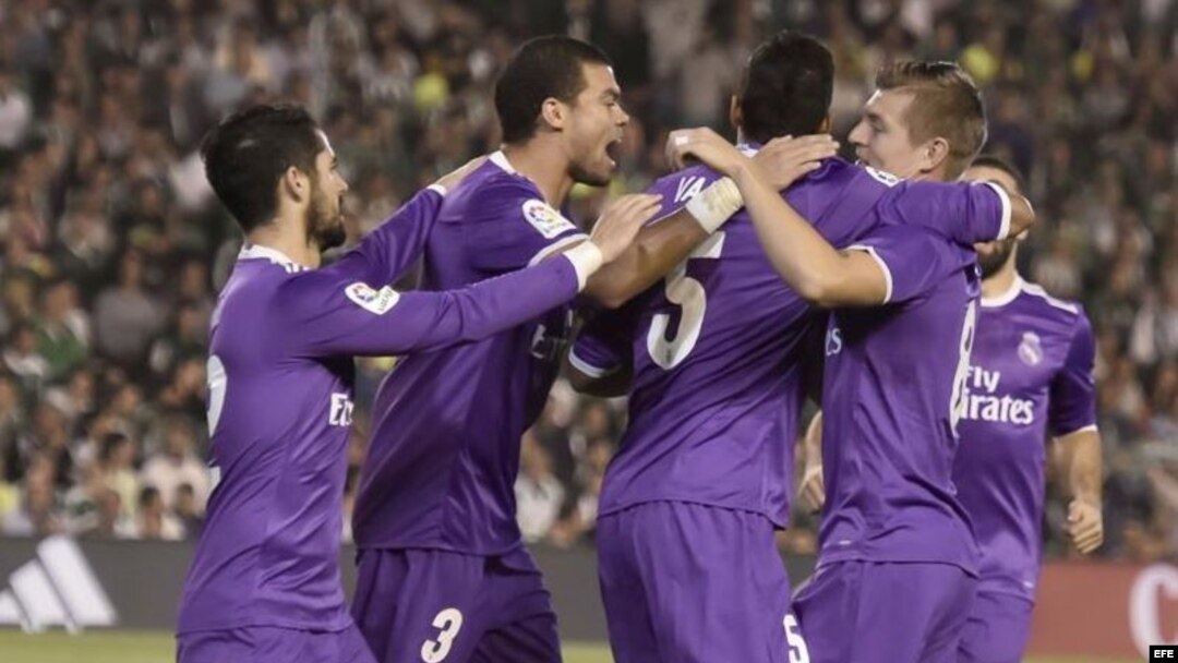 Los jugadores del Real Madrid celebran el primer gol del equipo madridista.