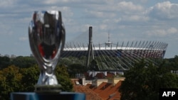 La Supercopa de la UEFA se muestra en la Plaza del Castillo en el casco antiguo de Varsovia, mientras se ve el Estadio Nacional al fondo, el 10 de agosto de 2024.