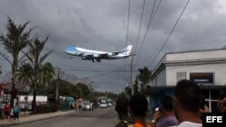 Un grupo de cubanos observa el paso del Air Force One, el avión presidencial estadounidense, sobre la localidad de Santiago de las Vegas.