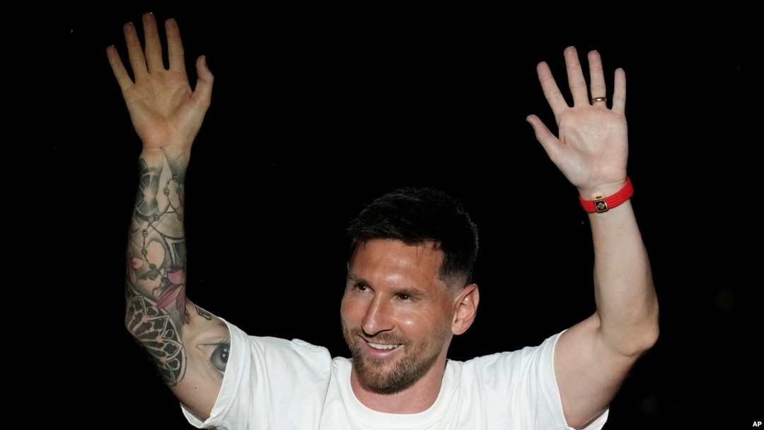 Messi saluda a los fanáticos de Miami.