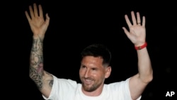 Messi saluda a los fanáticos de Miami.