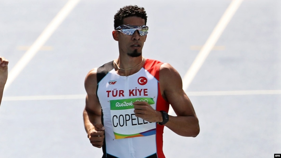 Yasmani Copello (d) de Turquía participan en la categoría 400 m vallas en los Juegos Olímpicos Río 2016