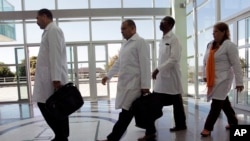 FOTO ARCHIVO. Médicos cubanos en la Universidad de Brasilia en 2013 se entrenaron como parte de la primera contratación del programa Mais Médicos. (AP Photo/Eraldo Peres)