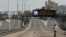 Un hombre camina por la entrada de la Autopista 9 de Julio Sur el martes 20 de noviembre de 2012, durante el bloqueo del Puente Pueyrredón, Buenos Aires (Argentina). atos enfrentados con el Gobierno de Cristina Fernández y que, hasta el momento, transcur