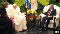 El papa Benedicto XVI en su encuentro con Raúl Castro en Palacio de la Revolución, La Habana, Cuba.