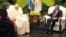 El papa Benedicto XVI en su encuentro con Raúl Castro en Palacio de la Revolución, La Habana, Cuba.