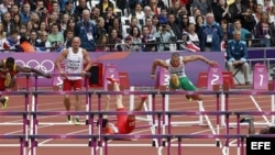 El chino Xiang Liu (c) y el barbadense Shane Brathwaite caen al suelo en la serie clasificatoria de los 110m vallas, en los Juegos Olímpicos de Londres hoy, 7 de agosto de 2012. EFE/Alberto Estévez