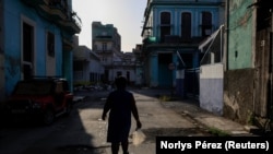 Una cubana camina por calles de La Habana en medio del colapso total de la red eléctrica en la isla. Foto: Reuters/Norlys Pérez